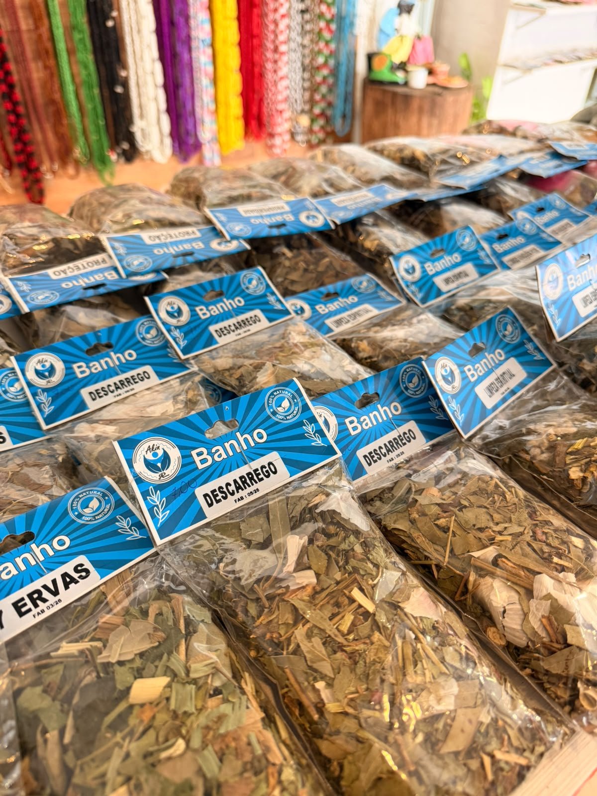 Ervas e produtos expostos na Axé Ìfé
